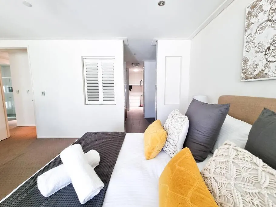 Stylish Surfers Paradise Haven 4Br4B Stunning Pool 2 Gold Coast Vila