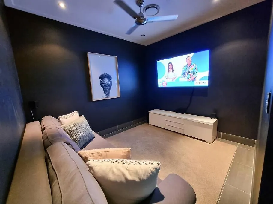 Stylish Surfers Paradise Haven 4Br4B Stunning Pool 2 Gold Coast