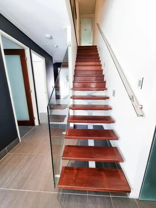 Stylish Surfers Paradise Haven 4Br4B Stunning Pool 2 Gold Coast Vila