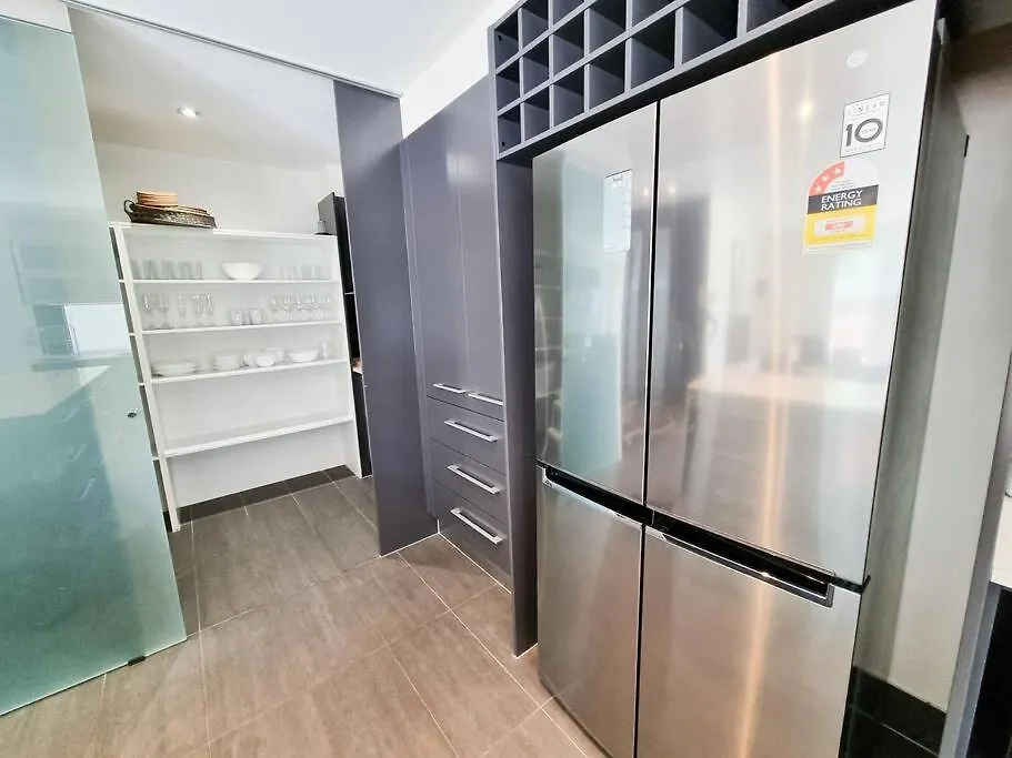 Stylish Surfers Paradise Haven 4Br4B Stunning Pool 2 Gold Coast Vila